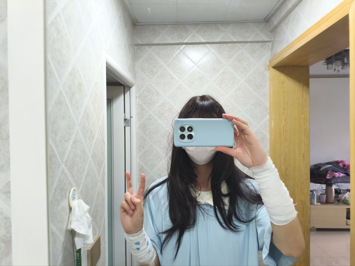 yyyyycsy's tweet photo. 怎样才能在学校留长发啊，不想剪掉现在的长发(⋟﹏⋞) https://t.co/914O4V1nBc