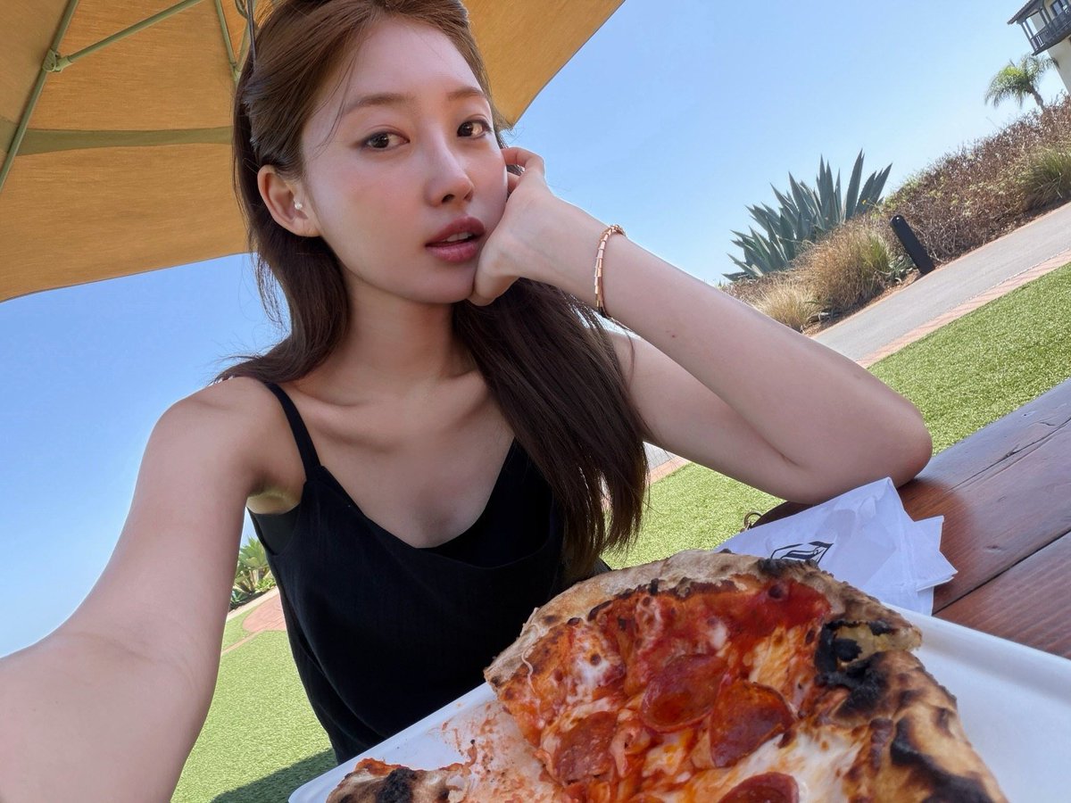 ssihyeom's tweet photo. scrapping every tiny bit of summer memories. https://t.co/SFkDZhrerF