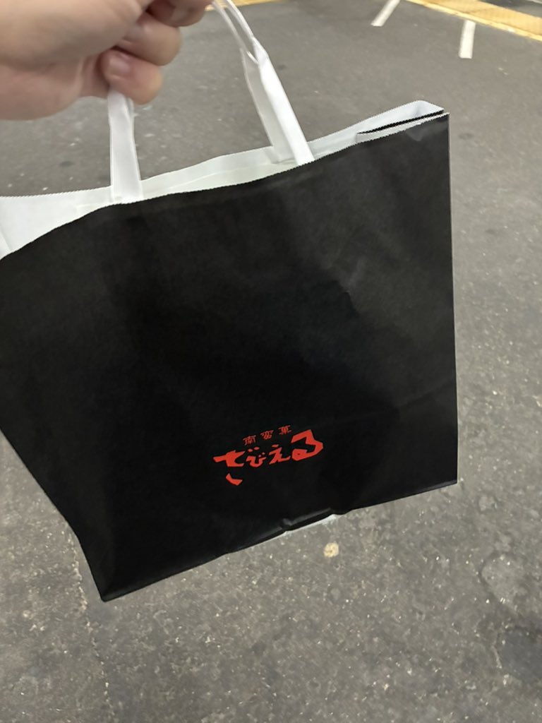 T380000000's tweet photo. 中津駅で会社にお土産をと、お土産屋さん探したが見つけれず。ファミマ行ったら、お菓子のさびえるが！駅近くに唐揚げ屋とかも無いのね。
こちらもファミマで見つけたカボス酒と唐揚げ。
ファミマで全て済んでしまった笑 https://t.co/ZMjkYwRCON