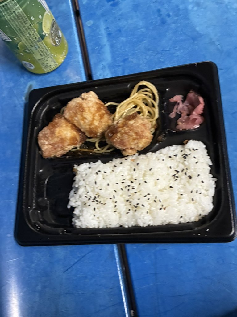 T380000000's tweet photo. 中津駅で会社にお土産をと、お土産屋さん探したが見つけれず。ファミマ行ったら、お菓子のさびえるが！駅近くに唐揚げ屋とかも無いのね。
こちらもファミマで見つけたカボス酒と唐揚げ。
ファミマで全て済んでしまった笑 https://t.co/ZMjkYwRCON