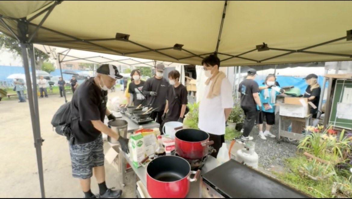 hcZkxpyT9X6nBRq's tweet photo. 9月も無事炊き出しが完了しました！４００食完了
この炊き出しができるの全て協力してくれるリスナーと配信者さんのおかげですありがとうございました😭　
みなさんもクソ天気が悪い中ありがとうございました
#炊き出し
#ツイキャス https://t.co/77wSdZEi4z