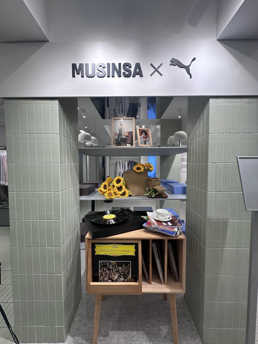 eclairswon's tweet photo. closer look of sangwon's musinsa x puma pop-up space in shanghai!!

they really put every prop that screams sangwon core in there!! a vinyl player with a beethoven record on it, books, flowers, and even sangwon photo frames too ♡

• purchase the musinsa × puma collection items worn by lee sangwon to get an exclusive poster
• purchase any puma item to get an exclusive lee sangwon shopping bag

(there's even a sangwon shopping bag too...😭)
​
📍 MUSINSA store shanghai anfu road 3F

#SANGWON #상원