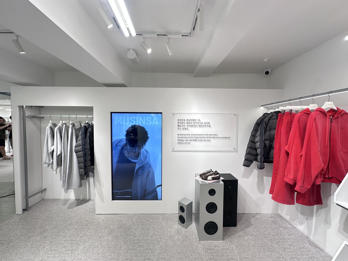 eclairswon's tweet photo. closer look of sangwon's musinsa x puma pop-up space in shanghai!!

they really put every prop that screams sangwon core in there!! a vinyl player with a beethoven record on it, books, flowers, and even sangwon photo frames too ♡

• purchase the musinsa × puma collection items worn by lee sangwon to get an exclusive poster
• purchase any puma item to get an exclusive lee sangwon shopping bag

(there's even a sangwon shopping bag too...😭)
​
📍 MUSINSA store shanghai anfu road 3F

#SANGWON #상원
