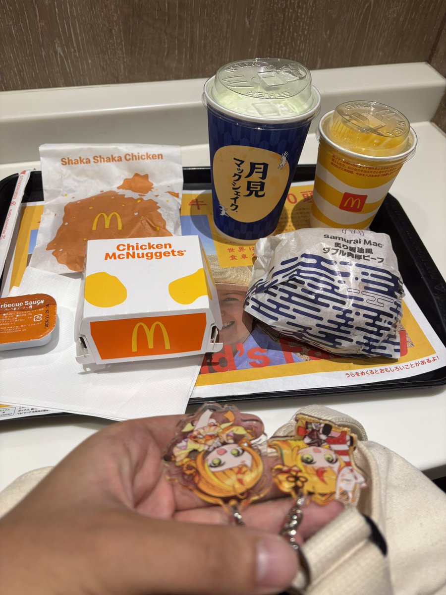 smalla950254's tweet photo. #みまわりこま 
一部メニュー無くなるって聞いたからきた！
シャカチキとオレンジジュース(リメイク予定)かな該当してるやつ。
月見バーガーとかチキチーとかは卵食えないのでシェイクで楽しむよぉ https://t.co/h59sNZWecD