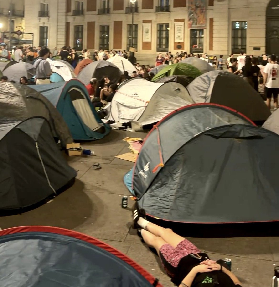 FloresJuberias's tweet photo. Grandes colas en Sol y gente pasando la noche en tiendas: arranca el casting de candidatos para MasterPodemos 2. https://t.co/NpPQXw1kvi
