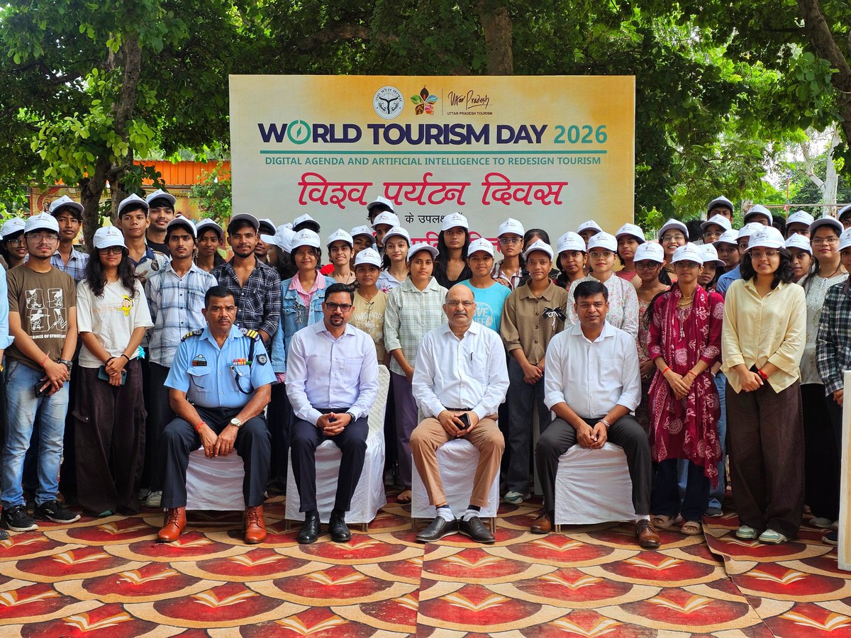 CommissionerAgr's tweet photo. #विश्व_पर्यटन_दिवस के अवसर पर इंस्टीट्यूट ऑफ टूरिज्म एंड होटल मैनेजमेंट और दयालबाग एजुकेशनल इंस्टीट्यूट के स्टूडेंट ग्रुप को फतेहपुर सीकरी पर्यटन भ्रमण हेतु क्षेत्रीय पर्यटन कार्यालय, आगरा से मण्डलायुक्त श्री नगेंद्र प्रताप जी द्वारा टूर बसों को झंडी दिखाकर रवाना किया गया. https://t.co/GkEDsJxP4a