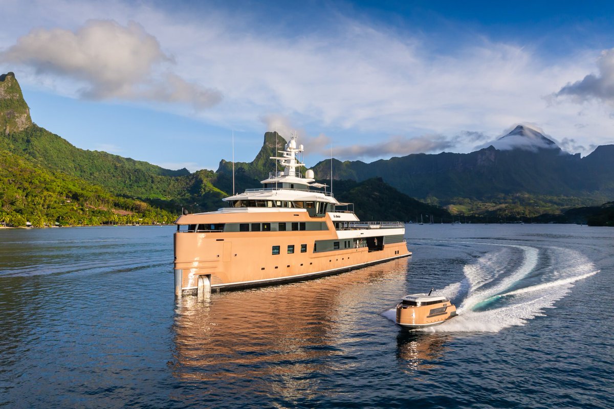 kotecinho's tweet photo. La datcha Expedition Yacht https://t.co/fpdlMkczLM