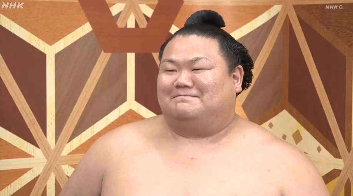 NhkSumo's tweet photo. #美ノ海 が今場所１０勝目で２回目の敢闘賞！
沖縄出身力士初の三役へ大きく前進しました！
 
取組は↓
https://t.co/ljqk0i4yZf
 
満面の笑みで答えたインタビューは↓
https://t.co/Jrs4w547h5

美ノ海の今場所の取組動画は↓
https://t.co/POHPJQYifu
 
#sumo https://t.co/wVUnFGSH25