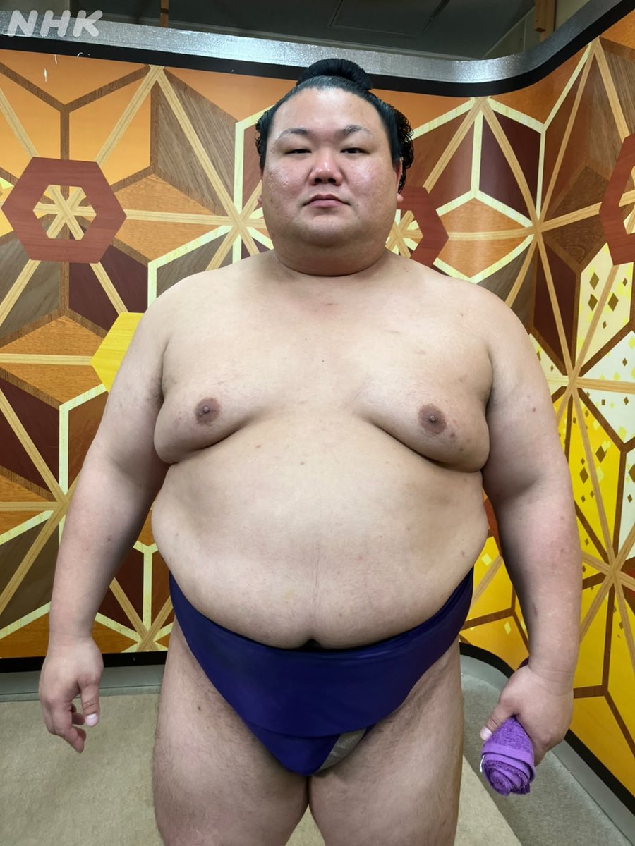 NhkSumo's tweet photo. #美ノ海 が今場所１０勝目で２回目の敢闘賞！
沖縄出身力士初の三役へ大きく前進しました！
 
取組は↓
https://t.co/ljqk0i4yZf
 
満面の笑みで答えたインタビューは↓
https://t.co/Jrs4w547h5

美ノ海の今場所の取組動画は↓
https://t.co/POHPJQYifu
 
#sumo https://t.co/wVUnFGSH25