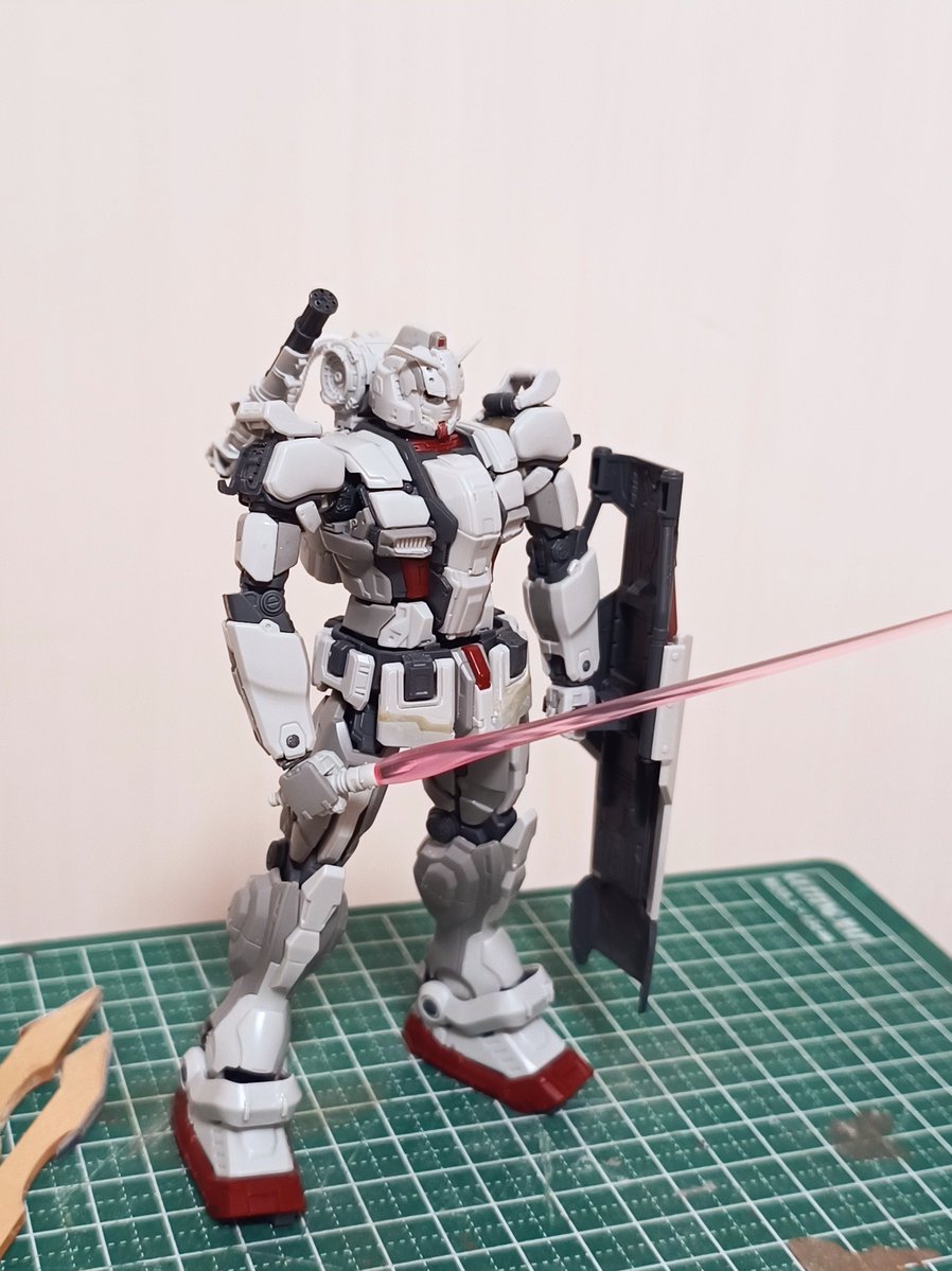 azecchi's tweet photo. 今日は１日まったり模型DAYでした。ガンダムEX、基本工作はこれで完了。フェイスガードは色塗りながら調整します。 https://t.co/nyB6sPk0OT