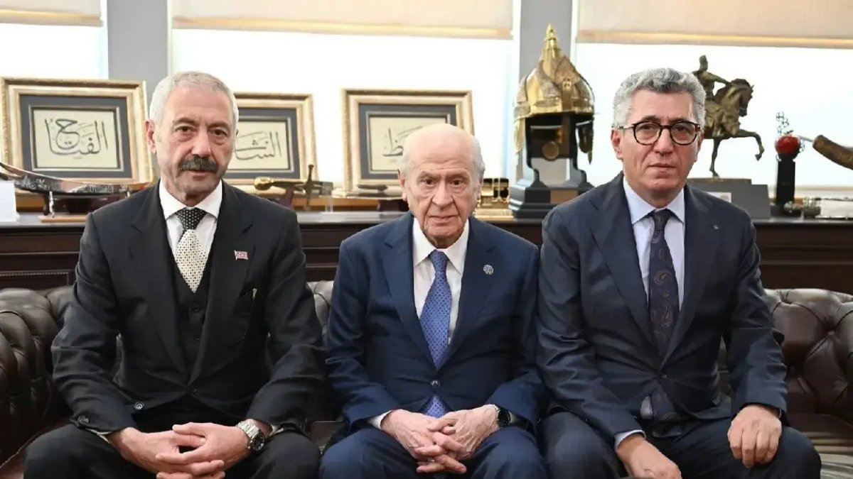 Alev_Sezen_'s tweet photo. Devlet teröristlerle ve çetelerle kucaklaşmaktan vatandaşla kucaklaşmaya vakit bulamıyor.
Mafyanın barışmasından mutlu mu olmalıyız?
Bizim gibi sade ve namuslu vatandaşların Devletten beklediği mafyaların barıştırılıp daha da büyütülmesi değil yok edilmesidir. https://t.co/nl1wTDKV0Y
