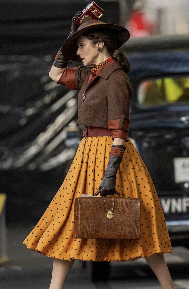 MaximeChao's tweet photo. Voici les 1ères photos du tournage de THE MUMMY 4 qui a lieu en ce moment à Londres. Rachel Weiz reprend son rôle d'Evelyn O'Connell 25 ans après le dernier épisode.

Par contre, les photos d'elle avec Brendan Fraser ont été générées par IA. Ce n'est pas Brendan Fraser et ça se voit énormément.
