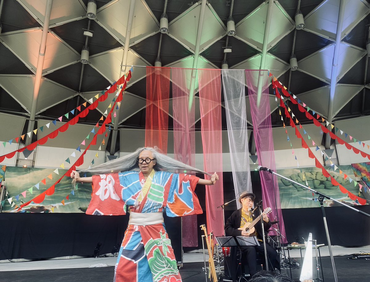 FolivoraSloth's tweet photo. あいにくの天気でしたが何処を切り取っても最高の瞬間！
今年のレインボーヒルも天国でした♪
撮影許可があったチャンキー松本さんのおめでたい1枚をシェア https://t.co/E0dhyrBNH0