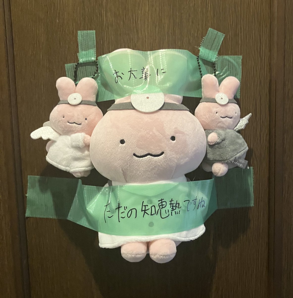 macendo's tweet photo. 昨日（9/26）の午後から発熱🥵
18時頃の39℃をピークに38℃台から下がらない。
一夜明けて今朝、休日診療所へ行きコロナとインフルエンザの検査をしたらインフルエンザＡ型との診断。
今日を１日目として５日間の静養は、月末だけに厳しい。
トイレのドアに長女がちびぬいでおまじないが嬉しい。 https://t.co/JPEeOI5Fwq