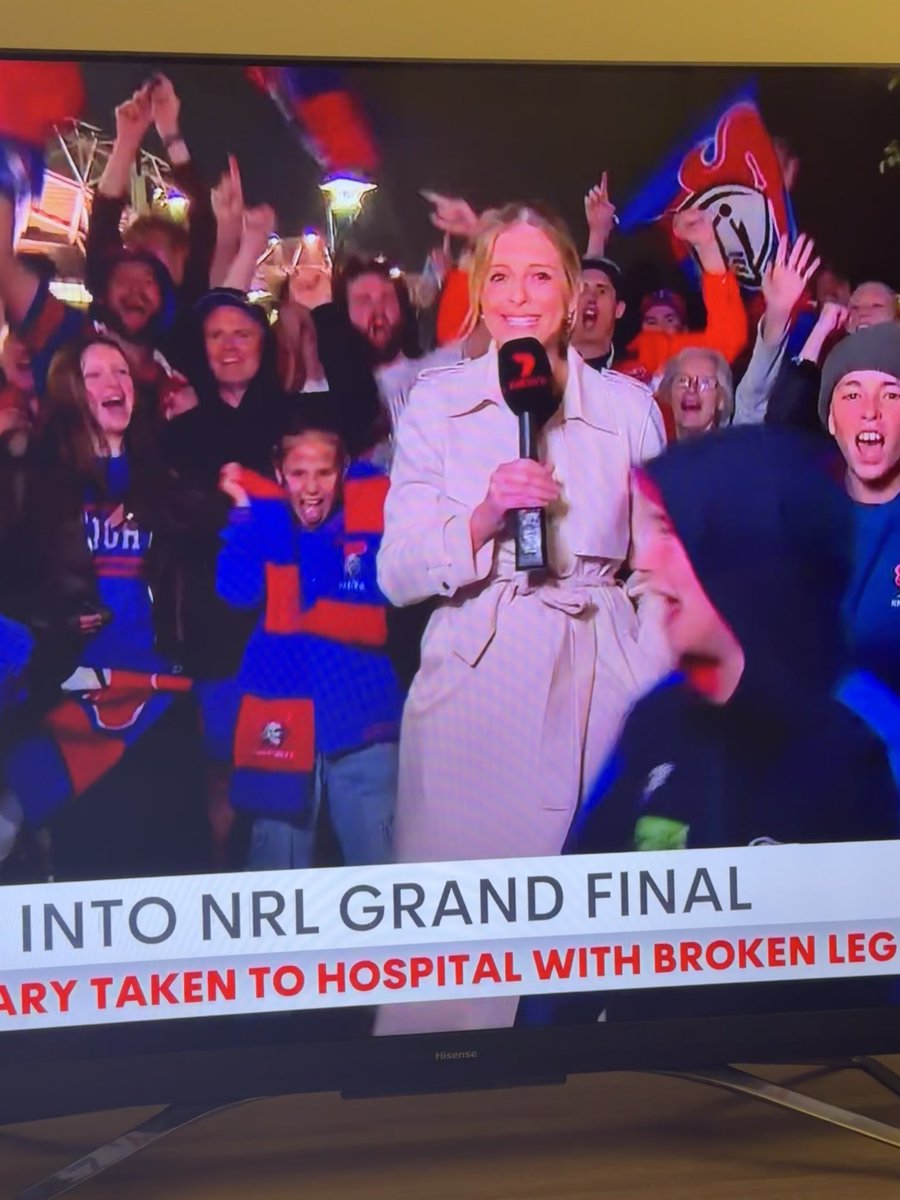 JelisaApps's tweet photo. If anyone is ever wondering what’s happening under my coats on @7NewsSydney just know it’s never good. #nrl https://t.co/fgIV562tdd