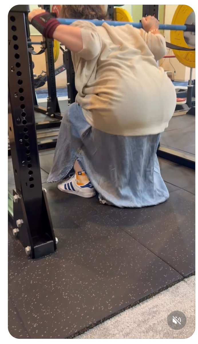mariko_workout's tweet photo. 裾踏んだら転ぶよ……。 https://t.co/Mq3yz7kOU1