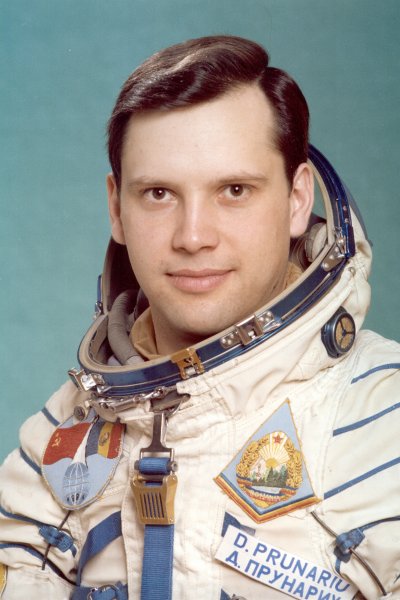 LKosmonautika's tweet photo. 🚀 Buon compleanno a Dumitru-Dorin #Prunariu, nato il 27 settembre 1952! 🇷🇴
Nel 1981 fu il primo #rumeno nello spazio, partecipando al programma #Interkosmos. Con Leonid #Popov volò sulla #Soyuz40 verso la #Salyut6, in una missione di 8 giorni
Gloria ai conquistatori del Cosmo! https://t.co/j21k13BRrQ