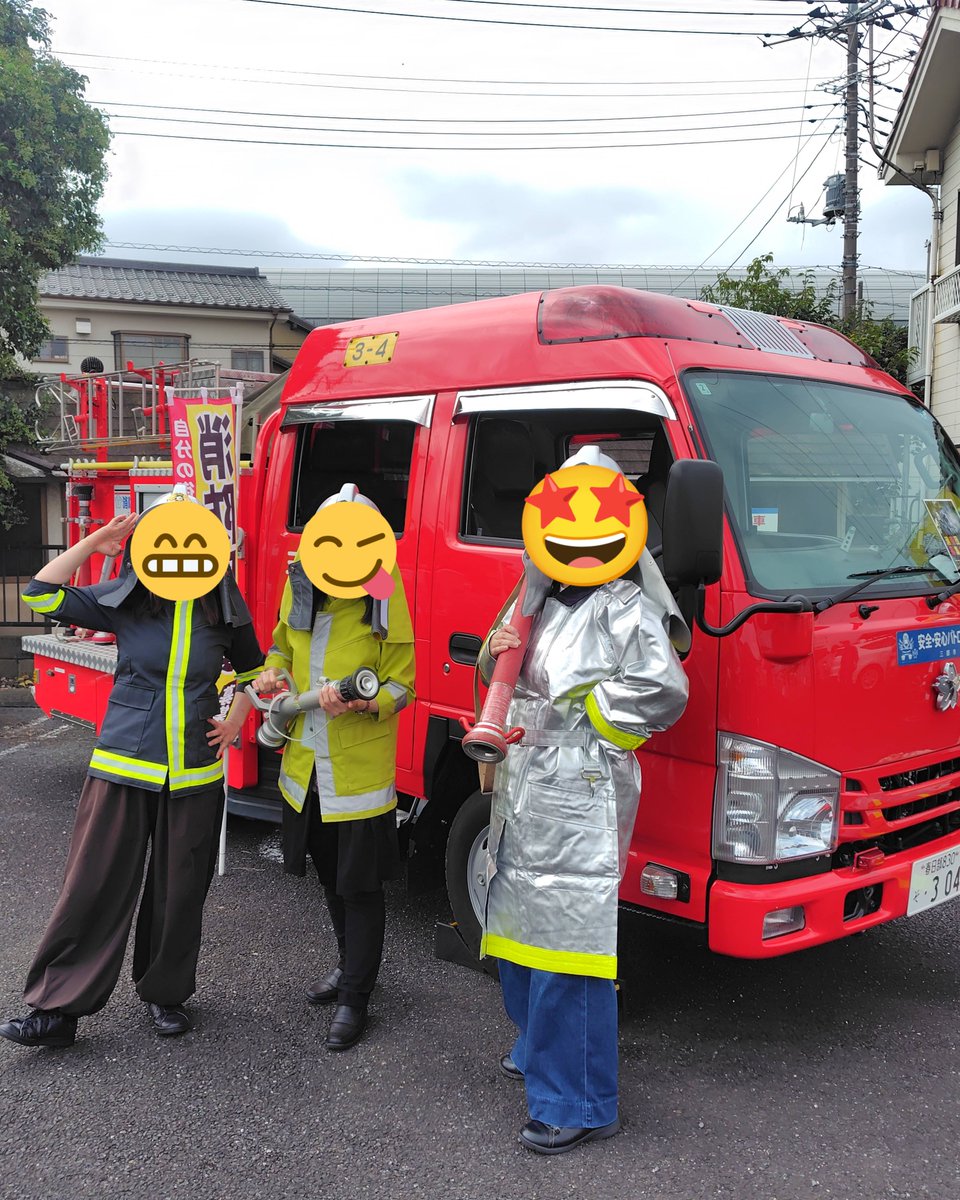 m_choco_sweets's tweet photo. 鷹野アウトドアフェスに消防車が💡三郷市消防団の方々に見守られながら😊消防服を着て写真撮影と水消火器体験をさせてもらいました✨️Ｎさん、Ｋちゃんと大人トリオで子供のようにはしゃぎまくりました😆消防服(子供用のNちゃんと私😂)が重たくてビックリ😲貴重な体験をさせていただきましたm(_ _)m https://t.co/b4Cw9P5KAW