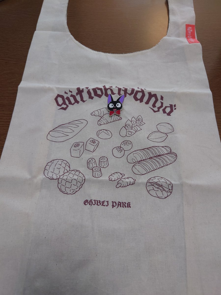 Shasha_hyr's tweet photo. ピンバッジつけたらさらに可愛い🍞🐱
#グーチョキパンや
#ジジ
#魔女の宅急便 https://t.co/RXNq2775Ks