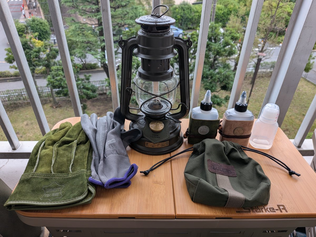 RYO_ridge's tweet photo. 今日は、276をメンテ。
こっちは綺麗に保管してあったので、野あかり弟のメンテほどでは無い😊

エプロンは、何年も前にプエブコさんで買った、軍幕の切れ端を繋ぎ合わせて作ったエプロン。
これがこうゆう作業するのにとても良い😊

大好きなField Tools LudensのPiccolo Pouch。
ポーランド軍幕ver.

オイルボトルはドラゴンアイランドさんのハンドメイドのボトルカバー。

ULと趣きの融合。