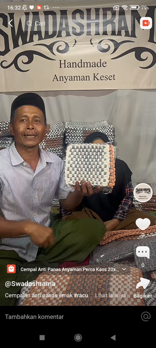 mymerizal's tweet photo. X Please Do Your Miracle no 8

​WARGA X, BOLEH LUANGKAN WAKTU BEBERAPA DETIK? ❤️

​Melihat Abah dan Emak ini, rasanya seperti melihat orang tua atau kakek-nenek kita sendiri. Hati rasanya teriris melihat beliau berdua masih harus berjualan sampe larut malam, menyapa ruang hampa karena tidak ada 1 pun penonton yang singgah.

​Tapi hebatnya, senyum mereka tidak pernah pudar. Senyum tulus yg lahir dari keikhlasan luar biasa. Kerutan di wajah mereka adalah bukti betapa kerasnya kehidupan yg mereka jalani, namun mereka memilih utk terus berusaha tanpa pernah mengeluh pada keadaan.
​Yuk gaes, kita rapatkan barisan. Ramaikan live beliau & sisihkan sedikit rezeki kita untuk memborong dagangannya.
Kepedulian kecil dari kita bisa jadi alasan Abah & Emak bisa tersenyum lega & istirahat dgn tenang malam ini.

​Jangan biarkan orang tua kita berjuang sendirian dalam sepi. 1 RT dari kalian sangat berarti untuk menjangkau lebih banyak pembeli.
​Mampir sebentar untuk beri semangat ke mereka live  di sini ya 👇

https://t.co/kFFWkWokyC