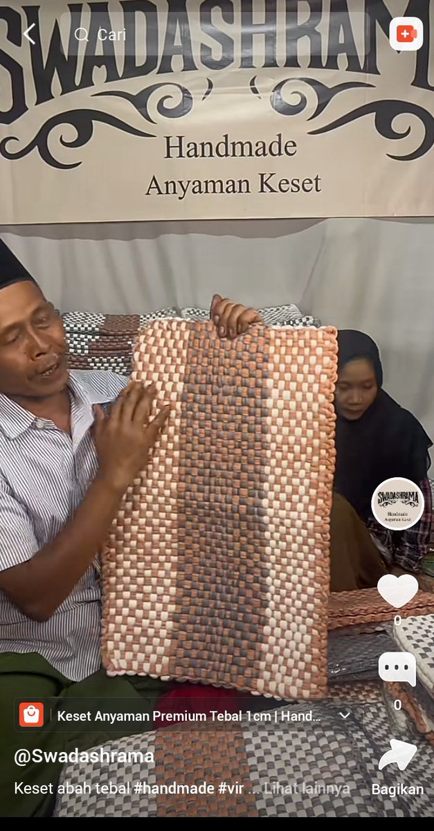 mymerizal's tweet photo. X Please Do Your Miracle no 8

​WARGA X, BOLEH LUANGKAN WAKTU BEBERAPA DETIK? ❤️

​Melihat Abah dan Emak ini, rasanya seperti melihat orang tua atau kakek-nenek kita sendiri. Hati rasanya teriris melihat beliau berdua masih harus berjualan sampe larut malam, menyapa ruang hampa karena tidak ada 1 pun penonton yang singgah.

​Tapi hebatnya, senyum mereka tidak pernah pudar. Senyum tulus yg lahir dari keikhlasan luar biasa. Kerutan di wajah mereka adalah bukti betapa kerasnya kehidupan yg mereka jalani, namun mereka memilih utk terus berusaha tanpa pernah mengeluh pada keadaan.
​Yuk gaes, kita rapatkan barisan. Ramaikan live beliau & sisihkan sedikit rezeki kita untuk memborong dagangannya.
Kepedulian kecil dari kita bisa jadi alasan Abah & Emak bisa tersenyum lega & istirahat dgn tenang malam ini.

​Jangan biarkan orang tua kita berjuang sendirian dalam sepi. 1 RT dari kalian sangat berarti untuk menjangkau lebih banyak pembeli.
​Mampir sebentar untuk beri semangat ke mereka live  di sini ya 👇

https://t.co/kFFWkWokyC
