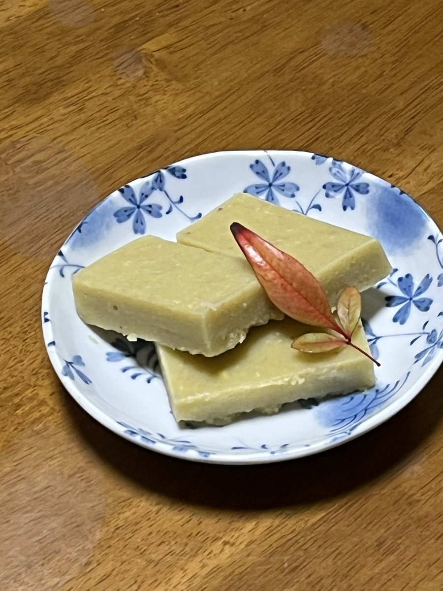 sin0532's tweet photo. 希望により栗羊羹になりました
結構砂糖入れたつもりなのに思ったより甘くならず(´•ω• ` )
甘さ控えめおやつってことでチビチビいただきます🍵 https://t.co/APOYFDtiNr