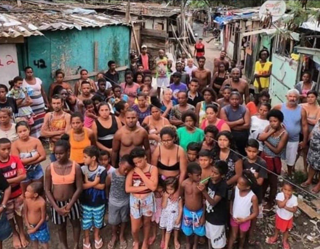 babs_fs's tweet photo. @MA95RM @goddessswomen Você mora no Brasil para falar uma merda dessas? O Brasil é uma grande favela a céu aberto https://t.co/UP6X5Qzskx