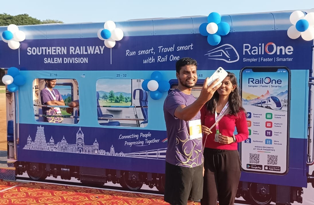 SalemDRM's tweet photo. The attractive #RailOne Selfie Point was a crowd puller, drawing large number of people and generating enthusiastic public engagement.

'Growing acceptance of digital services among passengers'

#RailOne - hassle-free, paperless and convenient travel.

@GMSRailway https://t.co/l8hrn3HB1G