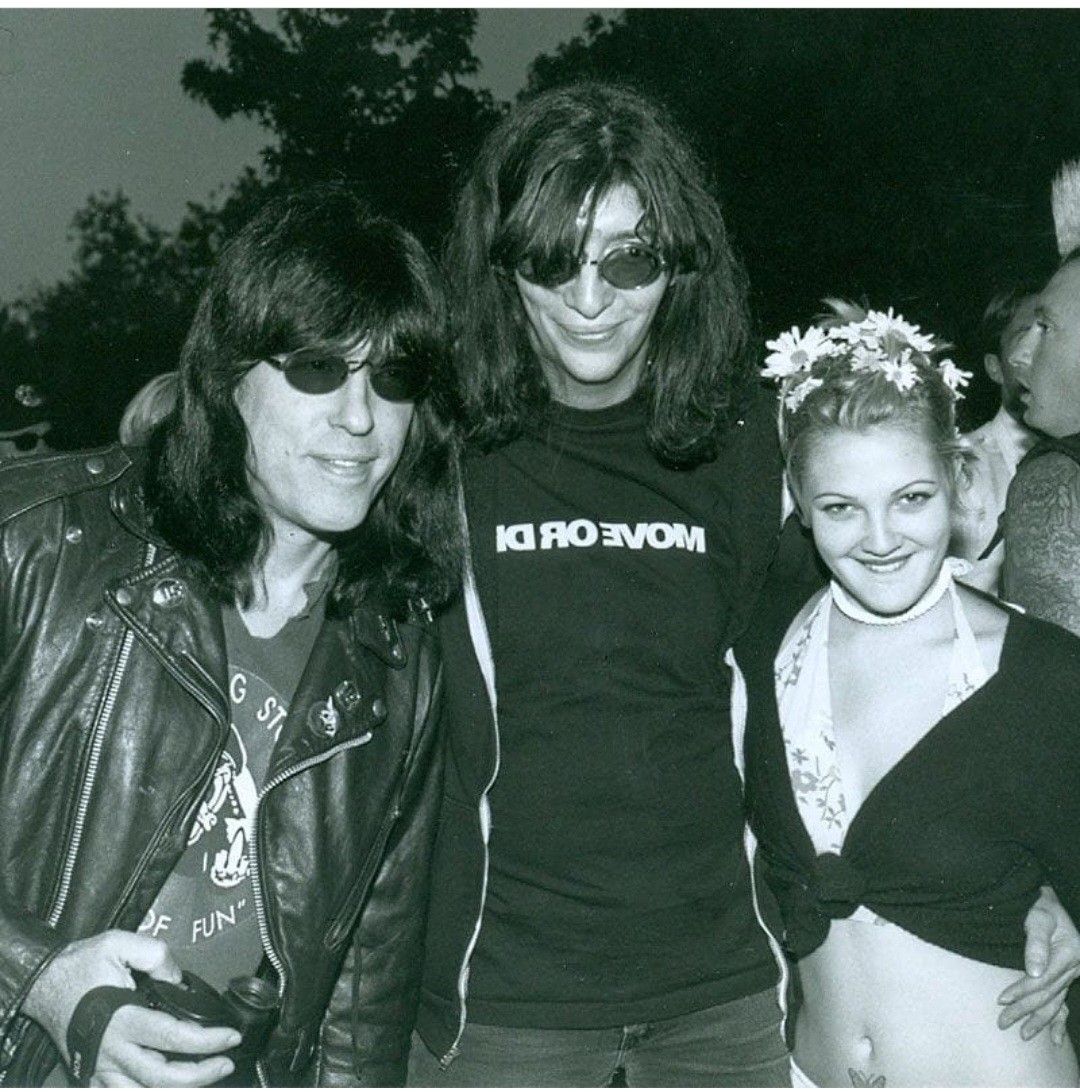 duke19902's tweet photo. #MarkyRamone #JoeyRamone #DrewBarrymore https://t.co/RzpXkguh0L