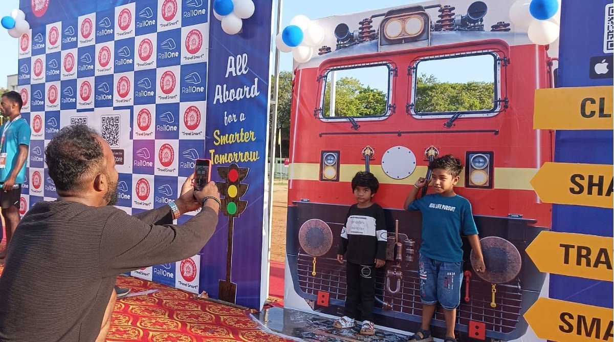 SalemDRM's tweet photo. The attractive #RailOne Selfie Point was a crowd puller, drawing large number of people and generating enthusiastic public engagement.

'Growing acceptance of digital services among passengers'

#RailOne - hassle-free, paperless and convenient travel.

@GMSRailway https://t.co/l8hrn3HB1G