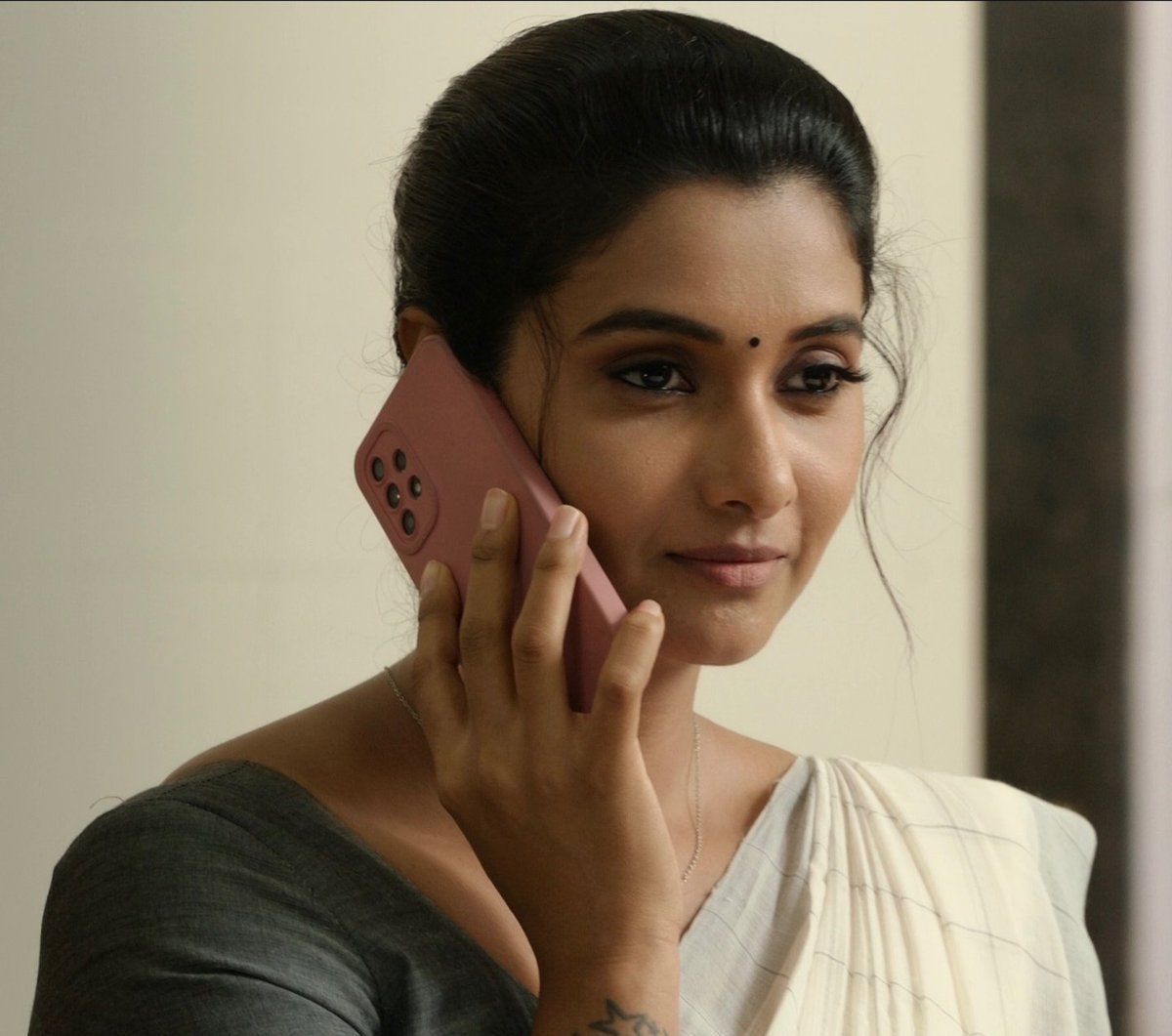VijayRui16's tweet photo. Me: mmm solu di enna vishyam !

Pondati: night v2ku vara matten da.. office friends kooda stay panna poren.

Me: ha.. olu vaanga poren nu solu di munda. sarii.. Nalaiku morning vandhu pick-up panikava ?

Pondati: aama da.. varapo unaku en pundai neraiya kanji tharen kudikka https://t.co/5P3O3TWbhG