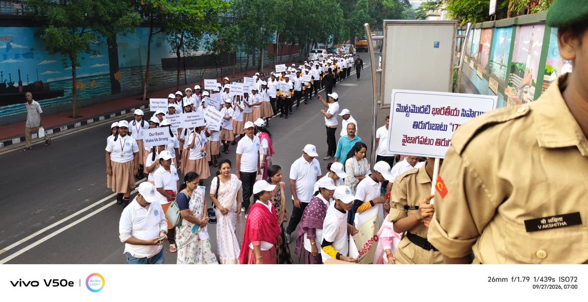 DIPROVIZAG's tweet photo. * ప్రపంచ పర్యాటక దినోత్సవం సందర్భంగా విశాఖపట్నం పాత నగర నుంచి బీచ్ రోడ్ వరకు హెరిటేజ్ వాక్ నిర్వహించారు. సెయింట్ అలోషియస్ స్కూల్, సెయింట్ జాన్ చర్చి, క్వీన్ విక్టోరియా పెవిలియన్, లైట్ హౌస్, టౌన్ హాల్ తదితర చారిత్రక ప్రదేశాలను సందర్శించి వాటి విశిష్టతను తెలుసుకున్నారు. https://t.co/iKONeBITvv