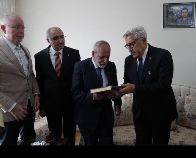 OndilKenan's tweet photo. Genel Başkan Yardımcımız, Kültür ve Sanat Politikaları Başkanımız Sn. Hüseyin Yayman, MKYK Üyemiz Sn. Ahmet Bilal Kıymaz, MDK Üyemiz Sn. Zahir Soğanda, İl Koordinatörümüz Sn. Recep Aydın, il Başkanımız Abdulahat Arvas, Kadın Kolları İl Başkanımız Sn. Zerrin Alpaslan ve heyetimizle birlikte, Edremit ilçemizde ikamet eden Şehidimiz Fırat Kızılkaya’nın kıymetli ailesini evlerinde ziyaret ettik.

Bizlere düşen; şehitlerimizin emanetlerine sahip çıkmak, onların acılarına ve gururlarına ortak olmaktır. Şehidimiz Fırat Kızılkaya başta olmak üzere, tüm kahramanlarımızı rahmet, minnet ve duayla yad ediyoruz.
@Akparti 
@abuyukgumus @HuseyinYayman 
@MustafaAlkayis @abkiymaz 
@zahir_soganda @Recep_ayd25 
@ArvasAbdulahat @zerrin_alpaslan