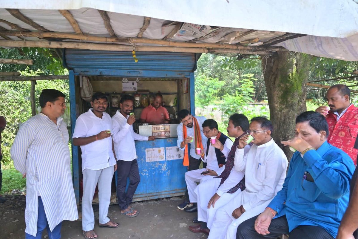 skpradhanbjp's tweet photo. କୋରାପୁଟ ଜିଲ୍ଲାର ଜୟପୁର ଠାରେ ଚା’ ପାନ ସହ ସ୍ଥାନୀୟ ଲୋକଙ୍କ ସହ ଆଲୋଚନା କଲୁ। https://t.co/okBlKLxbqA