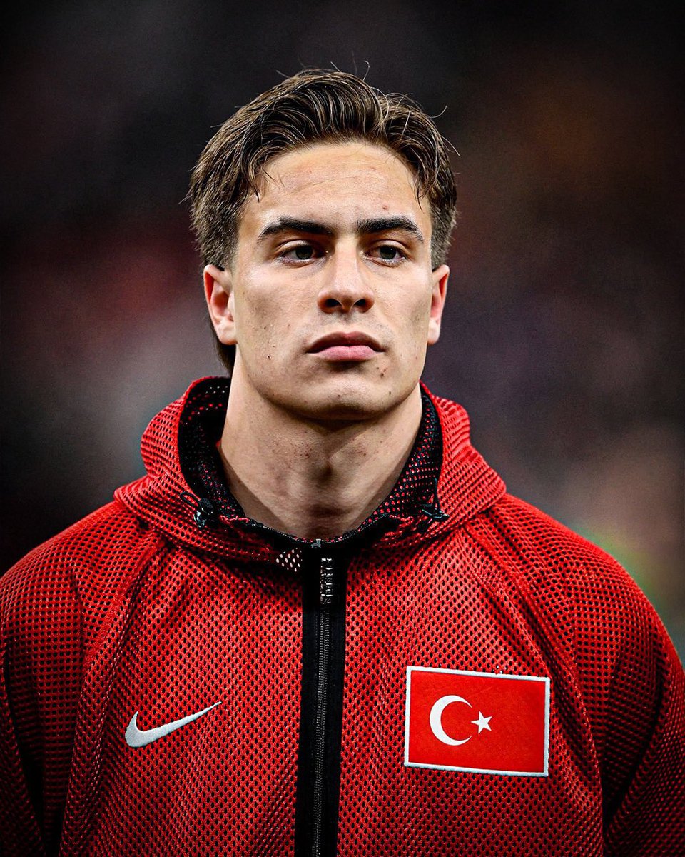 ScouTurk's tweet photo. 🇹🇷🇮🇹 “Montella altın jenerasyonumuzu mahvediyor.”

Hangi altın jenerasyon?

Gerçekten dünya klasında kaç oyuncumuz var?

🇪🇸 Arda Güler - Real Madrid
🇮🇹 Kenan Yıldız - Juventus
🇮🇹 Hakan Çalhanoğlu - Inter

🏴󠁧󠁢󠁥󠁮󠁧󠁿 Performans ve kalite açısından Ferdi Kadıoğlu’nu da bu gruba ekleyebiliriz, her ne kadar oynadığı kulüp dünya klasında olmasa da.

🇹🇷 Orkun Kökçü de bu seviyede olabilirdi. Ama kariyerinin en iyi yıllarında Premier League’de oynamak yerine Süper Lig’de kalmayı tercih etti.

3-4 üst düzey oyuncu bir jenerasyonu “altın jenerasyon” mu yapıyor?

Hayır. Bizim altın jenerasyonumuz yok.

Gerçekten altın jenerasyona sahip diğer milli takımlara bakın. En az 6-7 oyuncuları Avrupa’nın en büyük kulüplerinde, geri kalan oyuncularının çoğu da iyi takımlarda düzenli olarak ilk 11 oynuyor.

Siz ise dünya klasında sayabileceğimiz oyuncularımızdan ikisinin daha U23 olduğunu unutup Türkiye’den dünyanın en iyi milli takımlarından biri olmasını bekliyorsunuz.

Her mağlubiyette bütün suçu Montella’ya yüklüyorsunuz, sanki kadromuzda prime Cristiano Ronaldo ile prime Messi varmış gibi.

Biraz gerçekçi olun.

Yedek kulübemize bakıyorum, orada oturan oyuncuları görünce bazen hiç oyuncu değiştirmemeyi tercih ederim.

İyi bir takımımız var. Bunu inkâr etmiyorum.

Ama bu kadroya “altın jenerasyon” diyebilmemiz için özellikle Avrupa’nın Top 5 liglerinde oynayan daha fazla üst düzey oyuncuya ihtiyacımız var.

Çünkü buna benzer oyuncu kalitesine sahip jenerasyonlarımız zaten geçmişte de oldu:

🇪🇸 Arda Turan - Barcelona/Atlético Madrid
🇮🇹 Hakan Çalhanoğlu - Milan
🇪🇸 Hamit Altıntop - Real Madrid/Bayern Münih
🇪🇸 Nuri Şahin - Real Madrid/Liverpool

Yani birkaç oyuncumuzun Avrupa’nın zirvesinde oynaması, tek başına bütün jenerasyonu “altın jenerasyon” yapmıyor.

İyi bir jenerasyonumuz var. Potansiyelli bir jenerasyonumuz var. Ama henüz altın jenerasyonumuz yok.