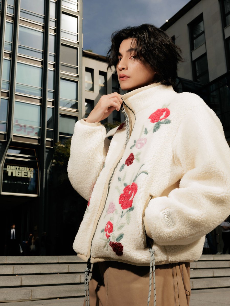 phiballs56708's tweet photo. Milan meets the energy of Tokyo. Our Brand Ambassador Gulf Kanawut lights up the city streets with the unmistakable style of Onitsuka Tiger for the SS27 collection.

#OnitsukaTigerSS27xGULF
#OnitsukaTigerSS27 #OnitsukaTiger
#GulfKanawut #MFW https://t.co/zpMjQkRGs3