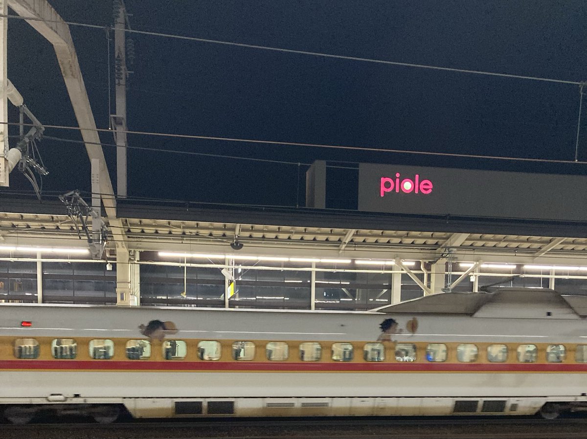 l_angel558's tweet photo. 陽が沈んであまりわからないかもしれないが…

向かいのホームから
ワンピース新幹線が
発車して行った… https://t.co/r5ISQkiktc