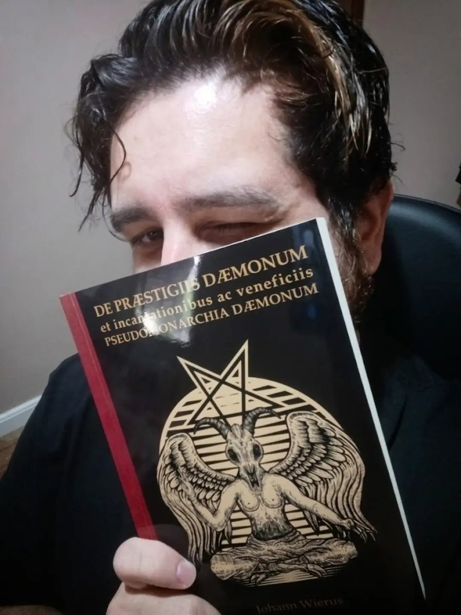 Azazellewo's tweet photo. O livro é bom, mas é um porre ler o cara argumentando contra toda cultura não cristã usando a Bíblia como base kkkkk. O bom é que a segunda parte é sobre os daemons, então vou ter que continuar lendo até chegar lá.
#Occultism #OccultBooks #Demonology https://t.co/ESa2bejjnB