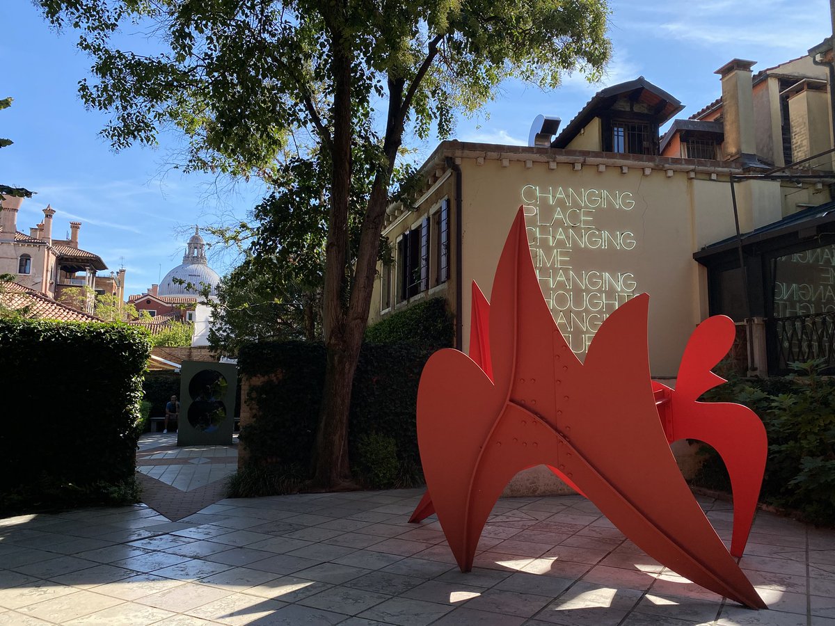 archivetro's tweet photo. "Vivere a #Venezia o semplicemente visitarla significa innamorarsene e nel cuore non resta più posto per altro" ♥️
Peggy #Guggenheim
Alexander Calder
- La Vache (acciaio dipinto di rosso)
- Testiera di letto in argento
Marino Marini
- L'angelo della città (bronzo)
#mypics #art https://t.co/eymgzEPLpQ
