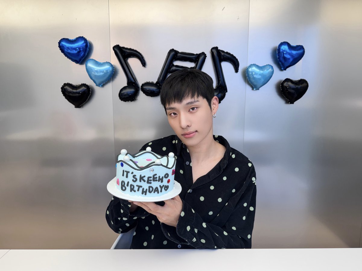P1H_official's tweet photo. [📸] 기호 생일 축하하러 오렴. 많이 축하하도록 해🥰

#P1Harmony #피원하모니 #P1H #기호 #KEEHO #HAPPY_KEEHO_DAY https://t.co/INmnEWdImV