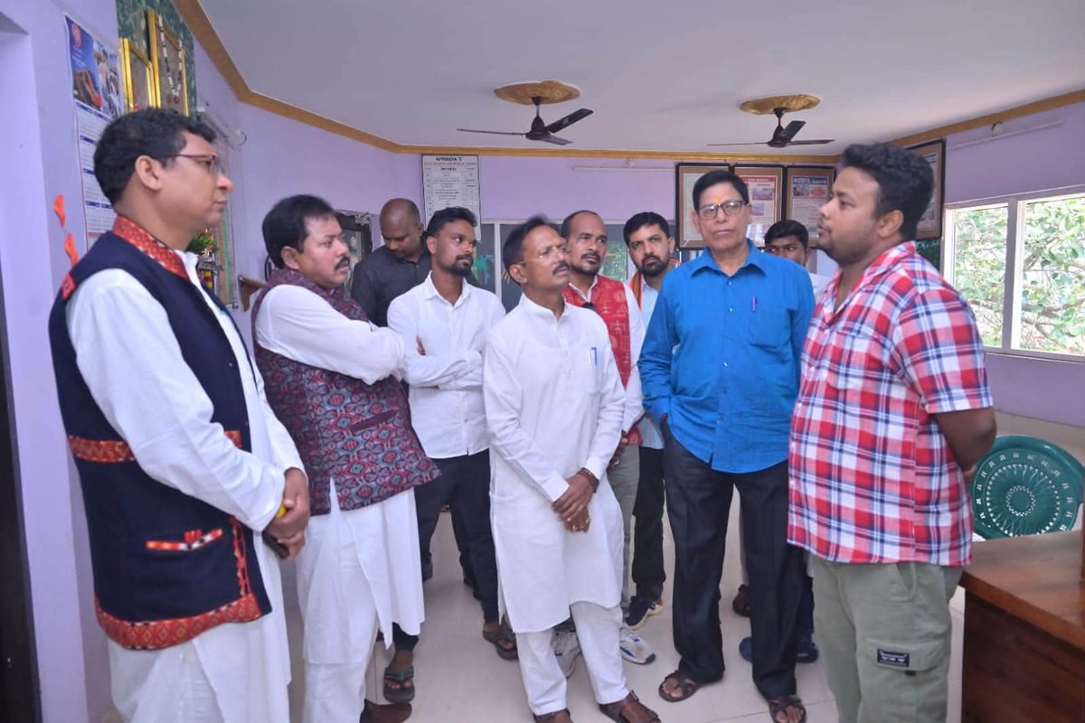 skpradhanbjp's tweet photo. ଆଜି ମାନ୍ୟବର ନବରଙ୍ଗପୁର ସାଂସଦ ଶ୍ରୀଯୁକ୍ତ @Balabhadra_BJP ଏବଂ ମାନ୍ୟବର କୋରାପୁଟ ବିଧାୟକ ତଥା ଜିଲ୍ଲା ଯୋଜନା ବୋର୍ଡ଼ ଅଧ୍ୟକ୍ଷ ଶ୍ରୀଯୁକ୍ତ @RRMachhaBJP ଙ୍କ ସହ ଜୟପୁର ରେଳ ଷ୍ଟେସନ୍ ପରିଦର୍ଶନ କରି ଯାତ୍ରୀ ଓ ମାଲ ପରିବହନ ପାଇଁ ଉପଲବ୍ଧ ସୁବିଧା ସମ୍ପର୍କରେ ଅବଗତ ହେଲୁ। https://t.co/jxWg2UyMmA