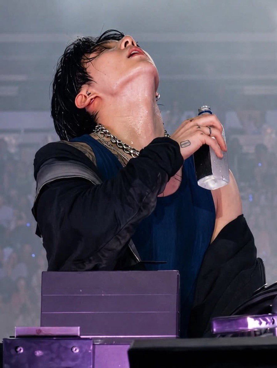 TheHateBase's tweet photo. Jungkook gets jaw and nose surgery every month, and his fans are obsessed with everyone 😭 https://t.co/WATRA8B5eY