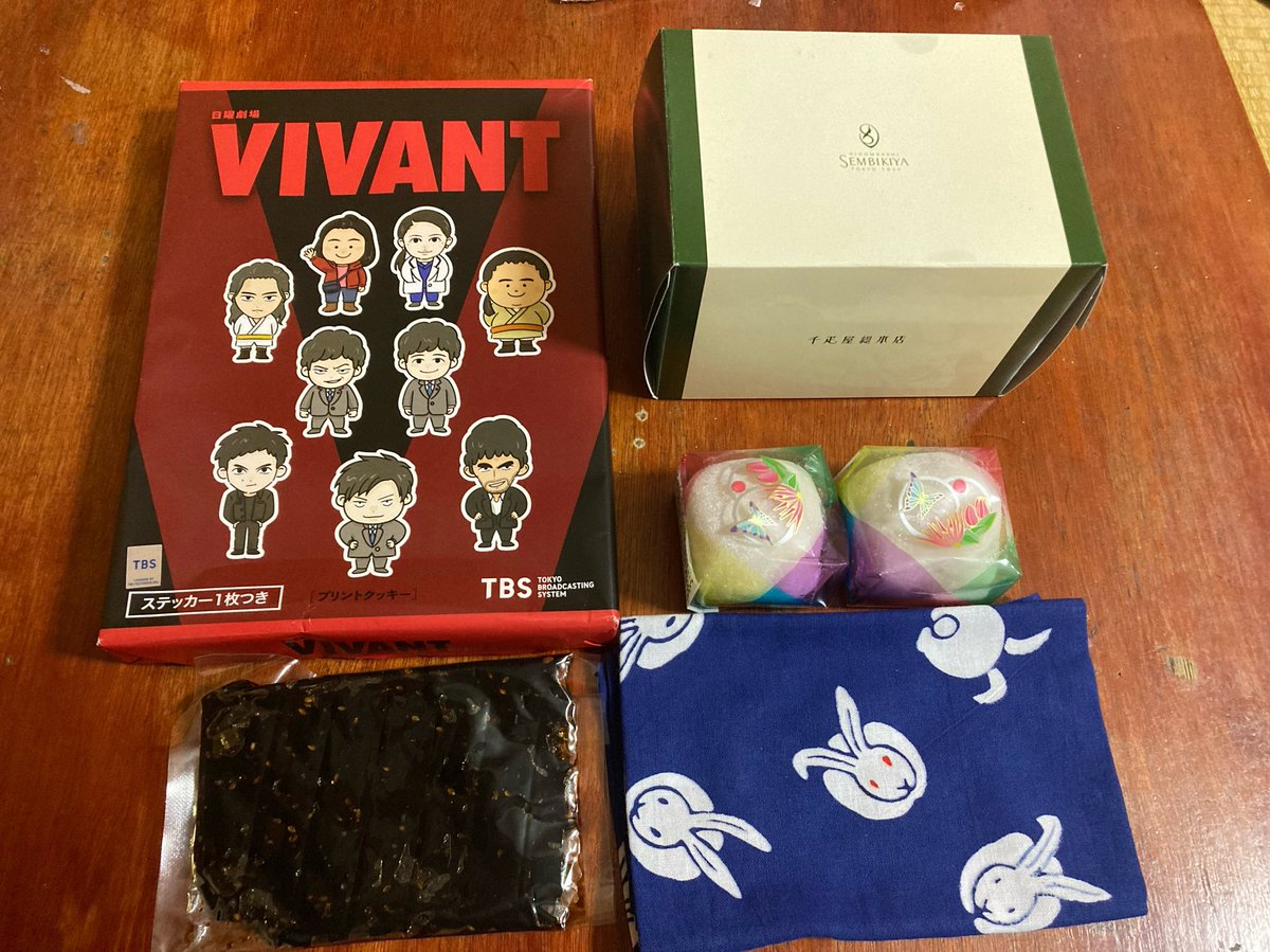 yonamori3's tweet photo. チャンジャ🐈‍⬛のお母さんから東京のお土産いただきました💕　

ご夫婦で島を出ている間、朝と夕方にチャンジャと沢山お話して、撮影会して、チュールあげて抱っこもして（その後めちゃくちゃ身体舐めてた😂）ハッピータイムを楽しんだうえにお土産とは！！

幸せ〜！いただきまーす♪ https://t.co/oCuMNzBrg4