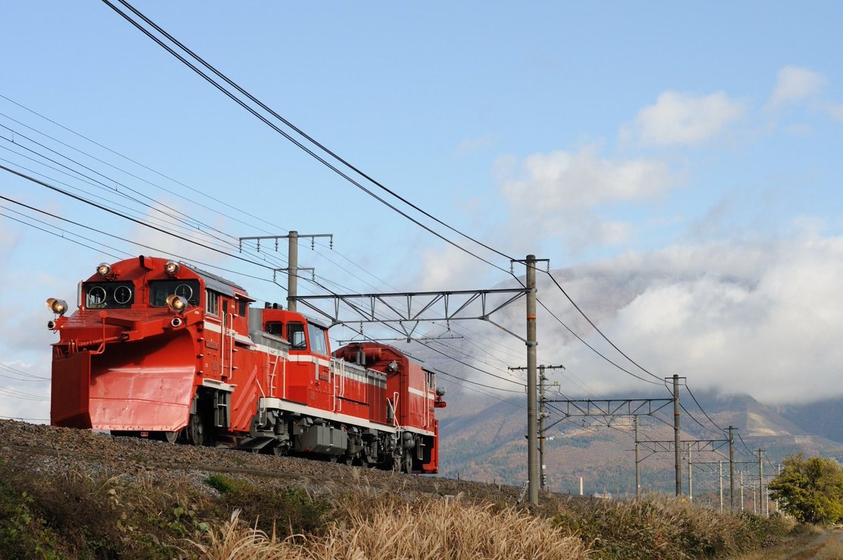 imomonta's tweet photo. 【#俺の撮り鉄史 その147】
東海道本線 近江長岡〜醒ヶ井2010.11.27
大垣〜米原の冬季の除雪用に配備されていたDE15の試運転。
この年は、機関車全廃前の最後の試運転。
新聞で事前に運転日が漏れていた事も幸いし、大勢の撮影者だった。
AIで適正露出へ修正している。
#東海道本線 #DE15 https://t.co/jchH68V3cc