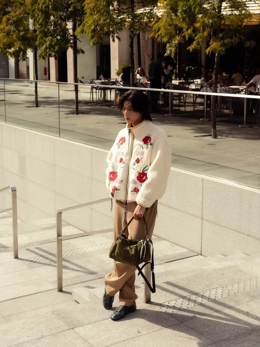 phiballs56708's tweet photo. Milan meets the energy of Tokyo. Our Brand Ambassador Gulf Kanawut lights up the city streets with the unmistakable style of Onitsuka Tiger for the SS27 collection.

#OnitsukaTigerSS27xGULF
#OnitsukaTigerSS27 #OnitsukaTiger
#GulfKanawut #MFW https://t.co/zpMjQkRGs3