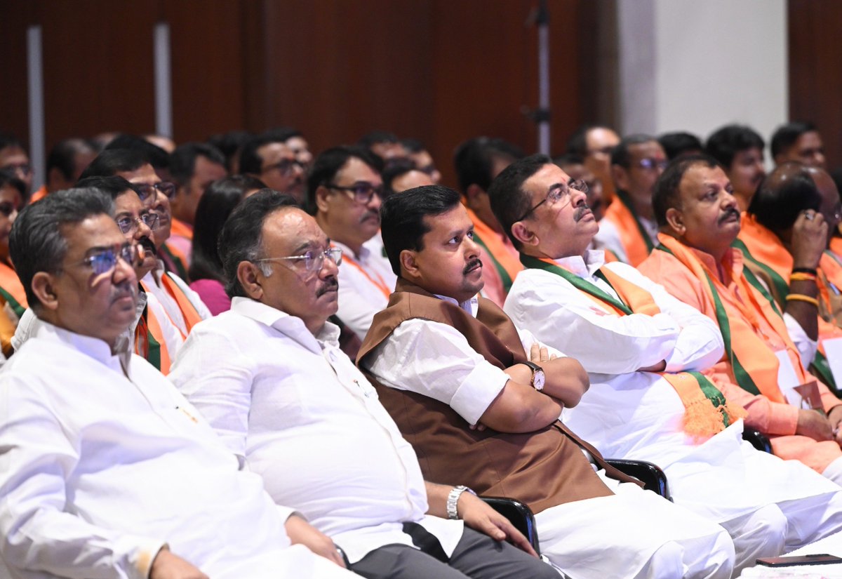 NitinNabin's tweet photo. पश्चिम बंगाल प्रवास के दौरान आज कोलकाता में कार्यकर्ताओं एवं आमजनों के साथ आदरणीय प्रधानमंत्री श्री @narendramodi जी के लोकप्रिय कार्यक्रम ‘मन की बात’ के 138वें संस्करण को सामूहिक रूप से सुना।

इस दौरान प्रधानमंत्री जी ने 2016 की Surgical Strike की 10वीं वर्षगांठ पर भारतीय सेना के शौर्य, देश की ऐतिहासिक एवं सांस्कृतिक विरासत, प्रकृति संरक्षण और युवाओं के नशामुक्ति संकल्प का उल्लेख किया। साथ ही, जनगणना को प्रत्येक नागरिक का राष्ट्रीय दायित्व बताते हुए जनभागीदारी का आह्वान किया।

‘मन की बात’ देशभर के ऐसे अनगिनत प्रयासों और प्रेरक कहानियों को सामने लाने का माध्यम बन चुका है, जो सामूहिक प्रयासों के माध्यम से देश में सकारात���मक बदलाव की नई मिसाल कायम कर रहे हैं।

আজ পশ্চিমবঙ্গ সফর চলাকালীন কলকাতায় দলীয় কর্মী ও সাধারণ মানুষের সঙ্গে প্রধানমন্ত্রী শ্রী ��রেন্দ্র মোদীজির জনপ্রিয় অনুষ্ঠান ‘মন কি বাত’-এর ১৩৮তম পর্ব শুনলাম।

এদিন প্রধানমন্ত্রী ২০১৬ সালের সার্জিক্যাল স্ট্রাইকের ১০ বছর পূর্তি উপলক্ষে ভারতীয় সেনার বীরত্বের কথা তুলে ধরেন। পাশাপাশি দেশের ঐতিহাসিক ও সাংস্কৃতিক ঐতিহ্য, প্রকৃতি সংরক্ষণ এবং যুব সমাজের নেশামুক্তির সংকল্প নিয়েও কথা বলেন। তিনি জনগণনাকে প্রতিটি নাগরিকের জাতীয় দায়িত্ব হিসেবে উল্লেখ করে সবাইকে এতে সক্রিয়��াবে অংশ নেওয়ার আহ্বান জানান।

‘মন কি বাত’ আজ দেশের বিভিন্ন প্রান্তের অসংখ্য মানুষের উদ্যোগ, সাফল্য ও অনুপ্রেরণার কাহিনী তুলে ধরার একটা গুরুত্বপূর্ণ মাধ্যম হ��়ে উঠেছে। সাধারণ মানুষের সম্মিলিত প্রচেষ্টায় কীভাবে সমাজে ইতিবাচক পরিবর্তন আনা যায়, তার একাধিক উদাহরণ এই অনুষ্ঠানের মাধ্যমে প্রকাশ্যে আসে।

#MannKiBaat
@BJP4Bengal