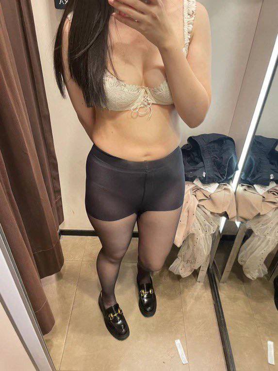 Adelaideqgho's tweet photo. 没人觉得奶豆豆立起来很骚很涩吗  #母猪 #微胖 #女大 #大一 #bbw https://t.co/qPI0CJOJJu