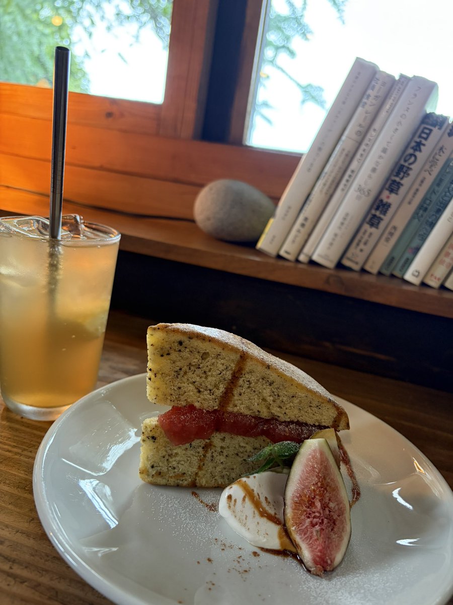 sprintworld1158's tweet photo. 兵庫マスターズ後、風邪で体調を崩す。今日の九州マスターズにギリ間に合い調子も上がってましたが、雨のレースという事もあり棄権しました☔️出たがりの私にとって賢明な判断だと信じ、「出場者のみなさん頑張れ！」と、呑気にお茶してました🍰次戦2週間後全マス愛媛入り、再び旅立ちます🍊🏃‍♂️
#OZIMOC https://t.co/WxRfaKHZT3