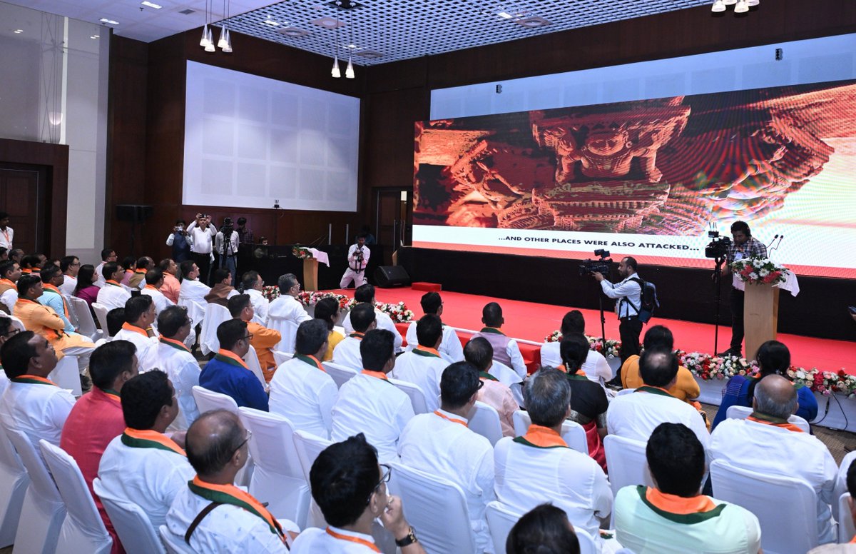 NitinNabin's tweet photo. पश्चिम बंगाल प्रवास के दौरान आज कोलकाता में कार्यकर्ताओं एवं आमजनों के साथ आदरणीय प्रधानमंत्री श्री @narendramodi जी के लोकप्रिय कार्यक्रम ‘मन की बात’ के 138वें संस्करण को सामूहिक रूप से सुना।

इस दौरान प्रधानमंत्री जी ने 2016 की Surgical Strike की 10वीं वर्षगांठ पर भारतीय सेना के शौर्य, देश की ऐतिहासिक एवं सांस्कृतिक विरासत, प्रकृति संरक्षण और युवाओं के नशामुक्ति संकल्प का उल्लेख किया। साथ ही, जनगणना को प्रत्येक नागरिक का राष्ट्रीय दायित्व बताते हुए जनभागीदारी का आह्वान किया।

‘मन की बात’ देशभर के ऐसे अनगिनत प्रयासों और प्रेरक कहानियों को सामने लाने का माध्यम बन चुका है, जो सामूहिक प्रयासों के माध्यम से देश में सकारात���मक बदलाव की नई मिसाल कायम कर रहे हैं।

আজ পশ্চিমবঙ্গ সফর চলাকালীন কলকাতায় দলীয় কর্মী ও সাধারণ মানুষের সঙ্গে প্রধানমন্ত্রী শ্রী ��রেন্দ্র মোদীজির জনপ্রিয় অনুষ্ঠান ‘মন কি বাত’-এর ১৩৮তম পর্ব শুনলাম।

এদিন প্রধানমন্ত্রী ২০১৬ সালের সার্জিক্যাল স্ট্রাইকের ১০ বছর পূর্তি উপলক্ষে ভারতীয় সেনার বীরত্বের কথা তুলে ধরেন। পাশাপাশি দেশের ঐতিহাসিক ও সাংস্কৃতিক ঐতিহ্য, প্রকৃতি সংরক্ষণ এবং যুব সমাজের নেশামুক্তির সংকল্প নিয়েও কথা বলেন। তিনি জনগণনাকে প্রতিটি নাগরিকের জাতীয় দায়িত্ব হিসেবে উল্লেখ করে সবাইকে এতে সক্রিয়��াবে অংশ নেওয়ার আহ্বান জানান।

‘মন কি বাত’ আজ দেশের বিভিন্ন প্রান্তের অসংখ্য মানুষের উদ্যোগ, সাফল্য ও অনুপ্রেরণার কাহিনী তুলে ধরার একটা গুরুত্বপূর্ণ মাধ্যম হ��়ে উঠেছে। সাধারণ মানুষের সম্মিলিত প্রচেষ্টায় কীভাবে সমাজে ইতিবাচক পরিবর্তন আনা যায়, তার একাধিক উদাহরণ এই অনুষ্ঠানের মাধ্যমে প্রকাশ্যে আসে।

#MannKiBaat
@BJP4Bengal